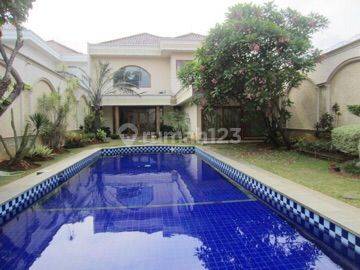 Rumah cantik dengan kolam renang di Cipete 1