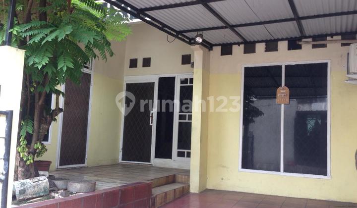 The house must sell quickly, near the market, near the highway. 2