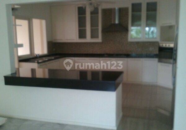 quiet townhouse at kemang 1