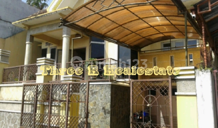 A large house on a 247m2 plot with extra spacious land at the back.