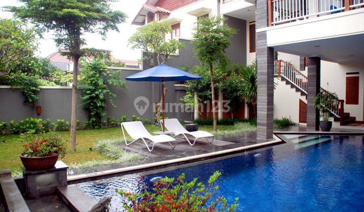 Rumah villa cantik mewah ada kolam renang 1