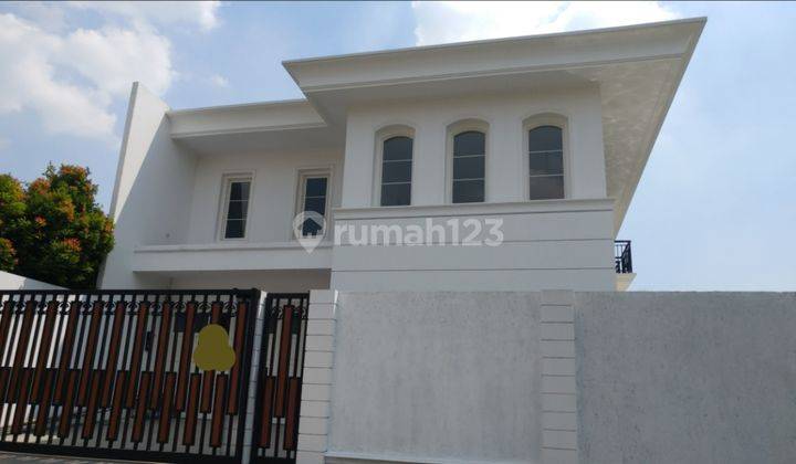 Rumah baru model classic dengan swimming pool di Intercon 2