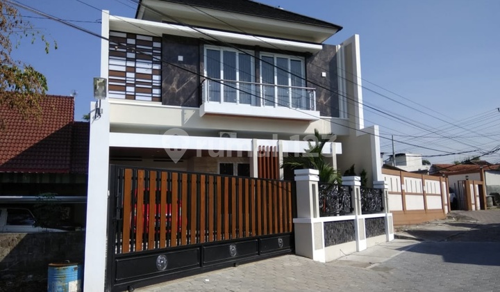 RUMAH MEWAH KOLAM RENANG 2