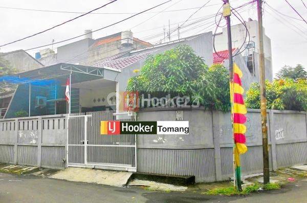 RUMAH Semi Furnished Lokasi Hook daerah Tomang Jakarta Barat 2