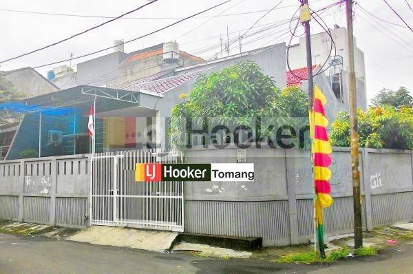 RUMAH Semi Furnished Lokasi Hook daerah Tomang Jakarta Barat 1