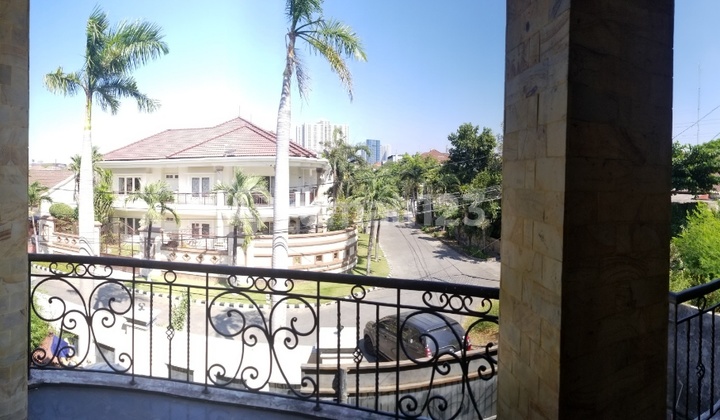 Darmo Permai Selatan XVI, Semi Classic Modern. Third Row Car Road. 2