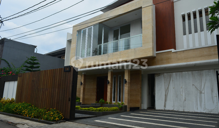 Rumah brandnew ada kolam renang cocok untuk ekspatriat di Kemang