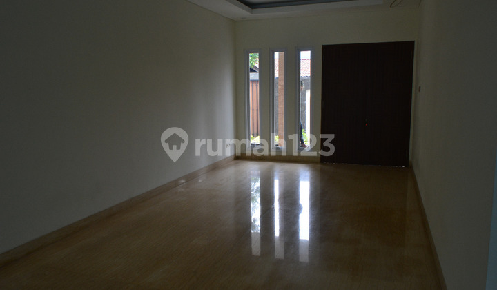 Rumah brandnew ada kolam renang cocok untuk ekspatriat di Kemang 2