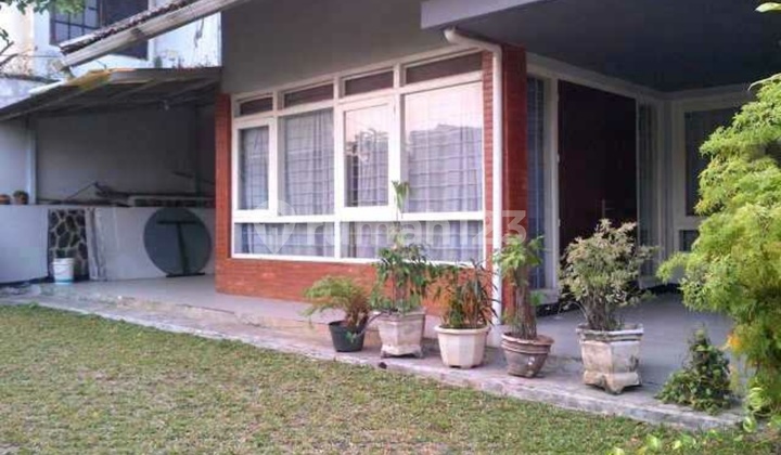 Rumah di pinggir jalan 4 mobil