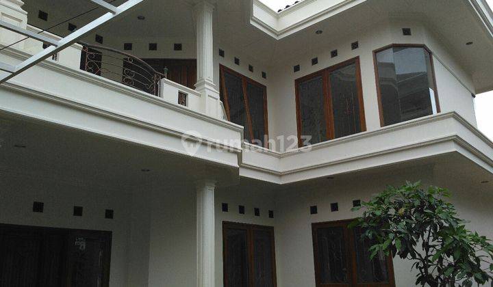 Rumah Bagus di dalam komplek di Mampang.  2
