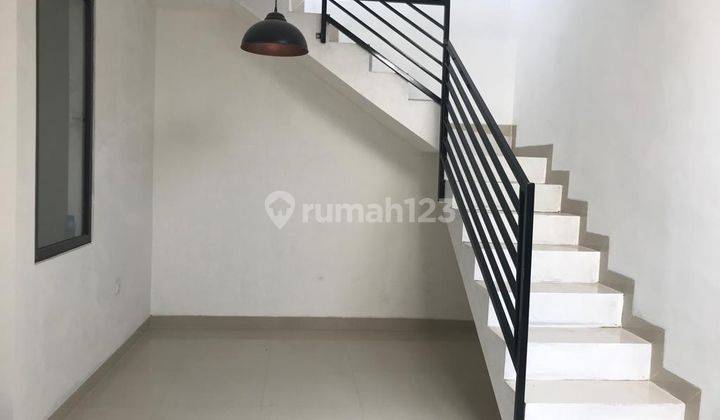 Rumah 2 Lantai di Lokasi Favourit Taman Kopo Indah ( TKI I ), Jalan Utama 2