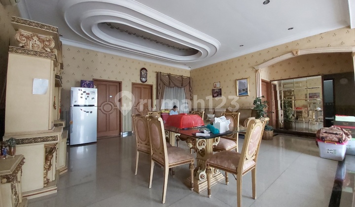 Rumah bagus di grogol..jakarta barat jalan besar