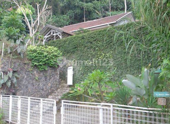 Rumah Villa 2 Lantai Bagus Semi Furnished Sertifikat Hak Milik di Jalan Azaka-Dago Giri, Bandung 1