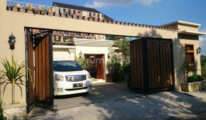 RUMAH MEWAH KONSEP VILLA di jalan Kaliurang 1