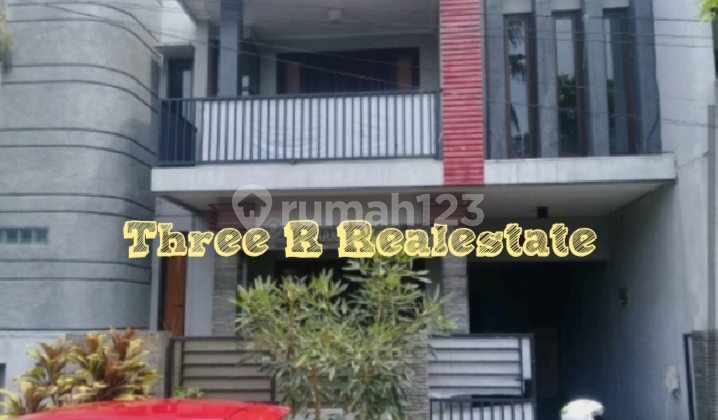 Rumah lantai 3 dengan kamar 6 di tengah kota Rumah lantai 3 dengan kamar 6 di tengah kota