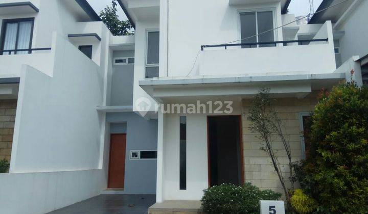 Rumah minimalis, dua lantai, siap huni. 1