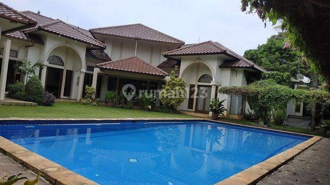 Dijual Rumah Besar Terawat Nyaman  Asri Sejuk Dengan Garden dan Pool Cireunde 1