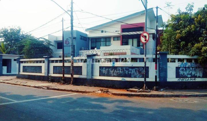 Rumah strategis luas d area Menteng 1