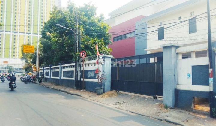 Rumah strategis luas d area Menteng 2