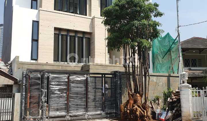 Rumah Tinggal Mewah Baru 3 Lantai On Proses Finishing di Kebayoran Baru (Bt)