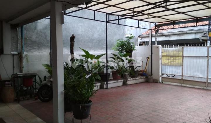 Rumah strategis, cocok dijadikan Rumah Kost di Tomang Jakbar