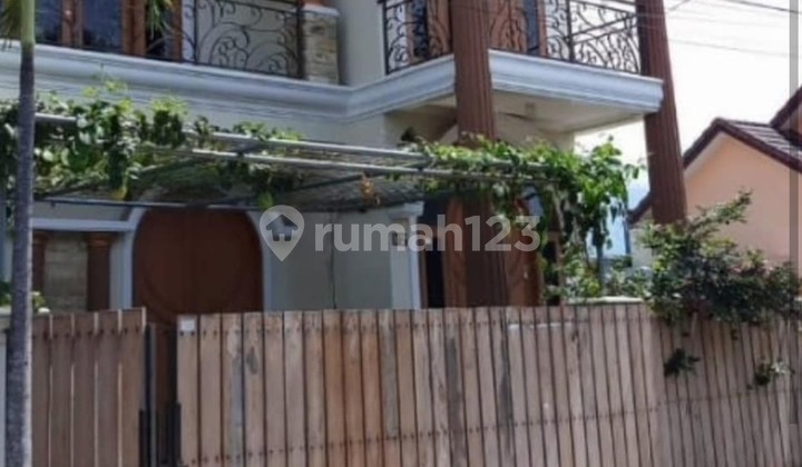 European-style classic house near Permata Jingga. 2