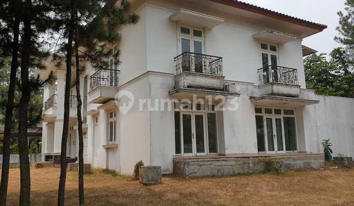 House with free very spacious garden and lake view.