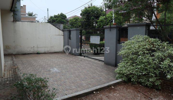 Rumah lama, 2 Lantai, Posisi Hoek, Dekat Sekolah BM400 Pondok Indah 2