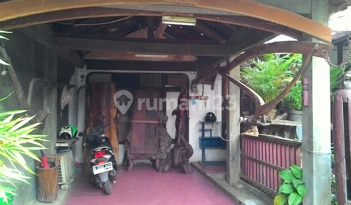 Classic old Joglo house in a strategic and comfortable location.