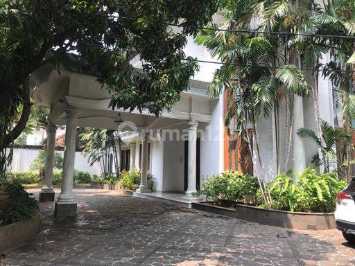 Rumah beserta furniture terletak di tengah Menteng..