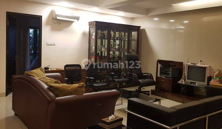 Rumah Mewah 3 lantai dekat taman 1