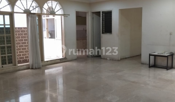 rumah lama hoek tepi jalan raya