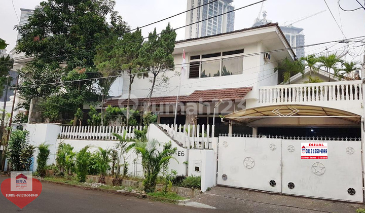 Rumah luas klasik di Kawasan Simprug, Kebayoran Lama, Jakarta Selatan