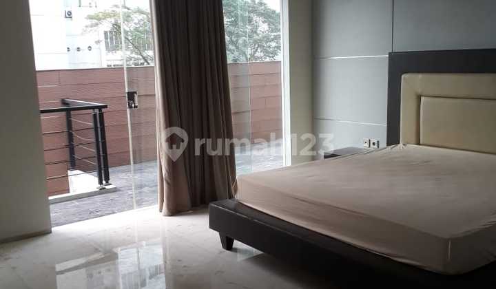 Rumah 4 Lantai Unfurnished Bagus Sertifikat Hak Milik Di Kemang Raya