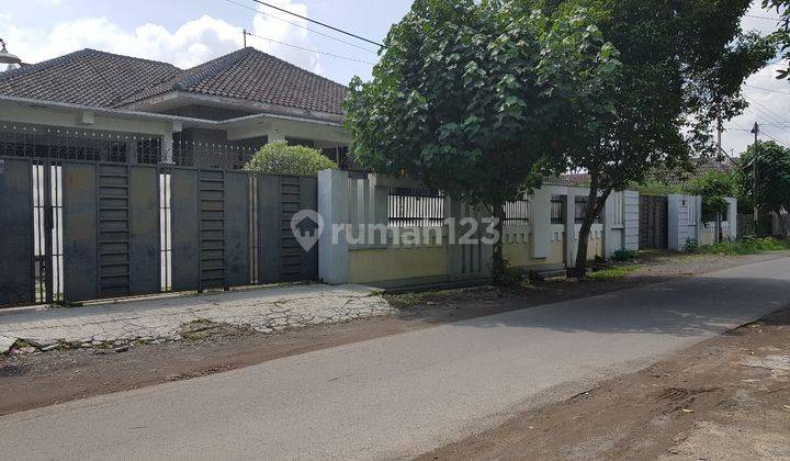 Rumah mewah 1 lantai halaman luas di laweyan solo 1