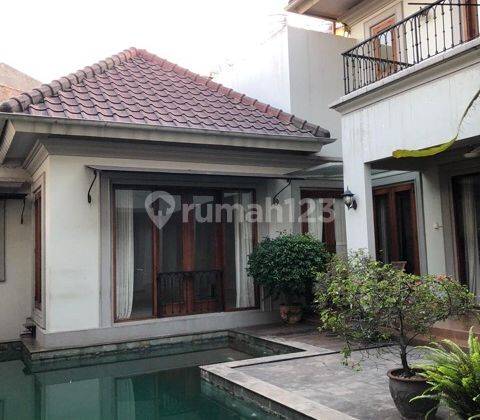 Rumah di Kemang Dalam dengan kolam renang dan taman 1