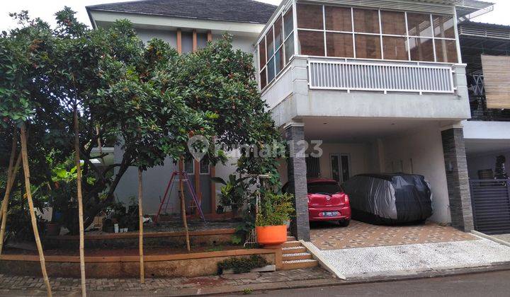 Di jual rumah hoek  depan taman2 lantai di kota wisata cibubur 1