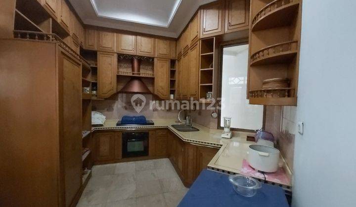 Rumah Murah Furnished Gaya Klasik  di Kebayoran Baru 2