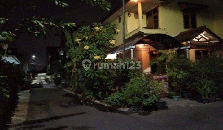 Rumah Hoek Depan Taman di PTB 1