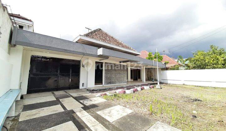 Rumah Klasik Tanah Luas Lokasi Strategis , Cocok Untuk Usaha Dan Hunian...Lokasi Strategis Dekat Sekolah, Universitas, Mall, Pasar Tradisional, Pusata Kuliner...Lingkungan Aman Dan Nyaman...Traffic Bagus...Harga Nego Pemilik 2