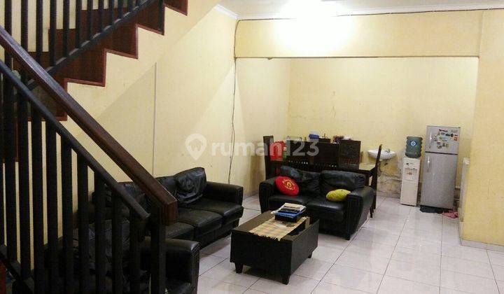 ruang keluarga rumah cantik 3 lantai villa