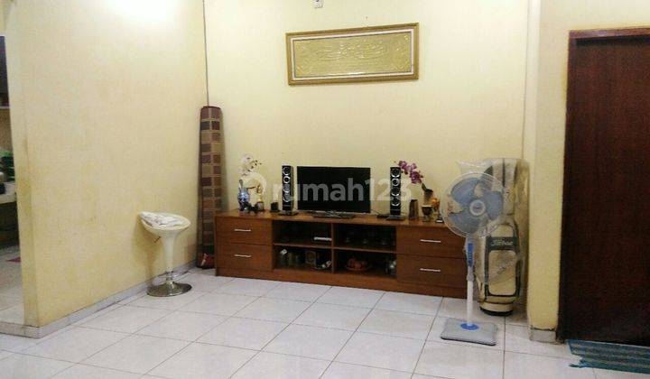 ruang keluarga rumah cantik 3 lantai villa