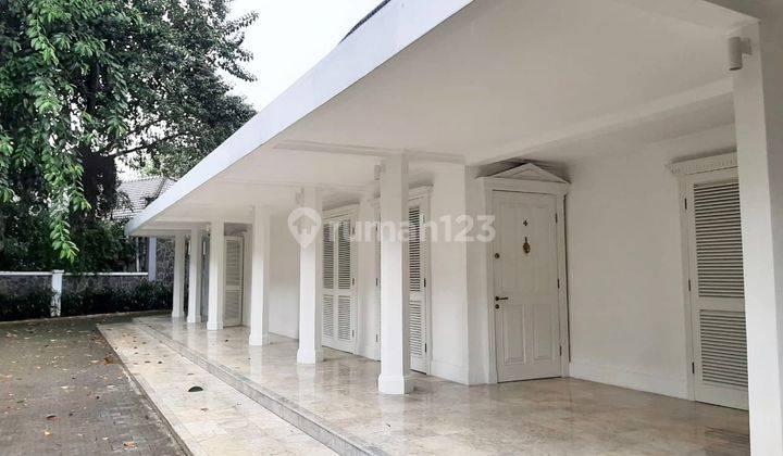 Spacious 5 bedroom classical house in Kebayoran Baru South Jakarta near MRT Station and Busway Halt 2