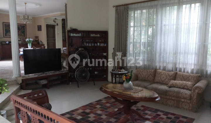 Old house needs renovation in a strategic location 2