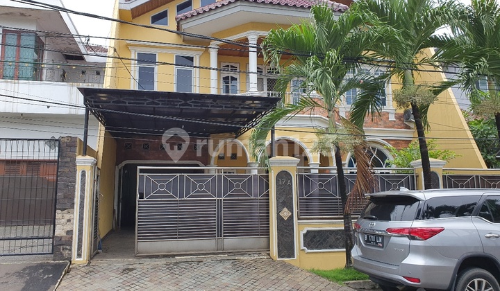 rumah lama anggun tinggi bangunan nya