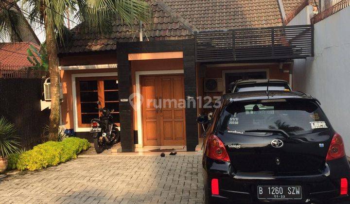 Rumah di kemang bisa untuk komersil Parkir luas 2