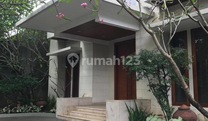 PEJATEN BARAT With swimming pool and kitchen facing garden