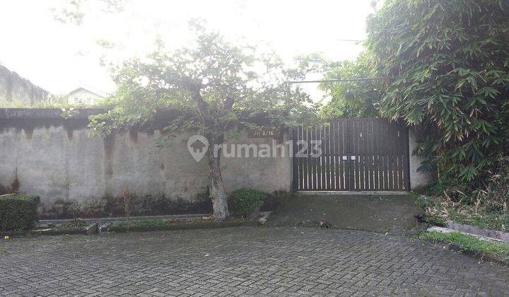 Rumah dengan halaman luas 1