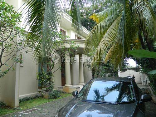 Tropical House In Gate of 4 houses and Has Beautiful Garden and S.Pool in Pejaten Barat 2