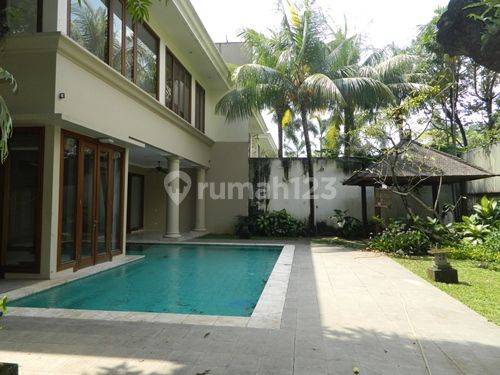 Tropical House In Gate of 4 houses and Has Beautiful Garden and S.Pool in Pejaten Barat 1